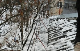 Очистка крыши дома по адресу ул. Вижайская, 5 от снега и наледи